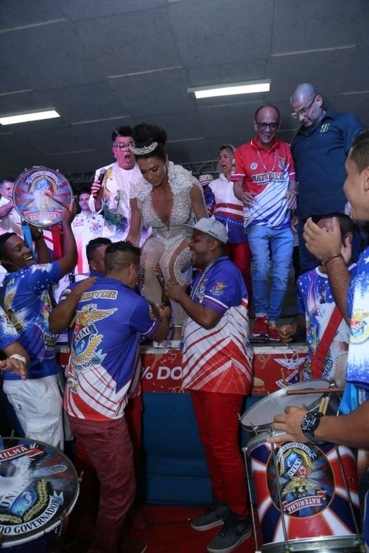 Gracyanne ficou apavorada com a possibilidade de cair no chão ao ver a força que o trio de ritmistas precisaria fazer para levantá-la nos braços  - Anderson Borde/AgNews