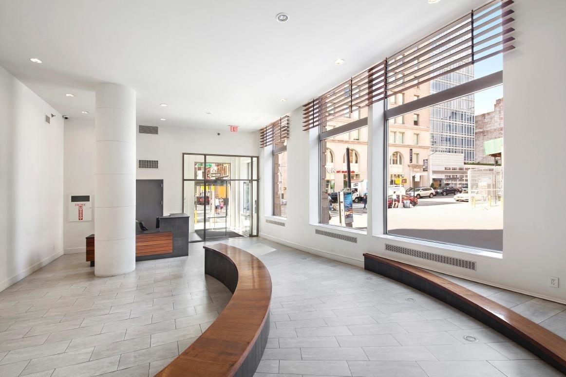 Lobby do prédio onde fica a cobertura de Rihanna, em Nova York - Reprodução / TownResidence.com