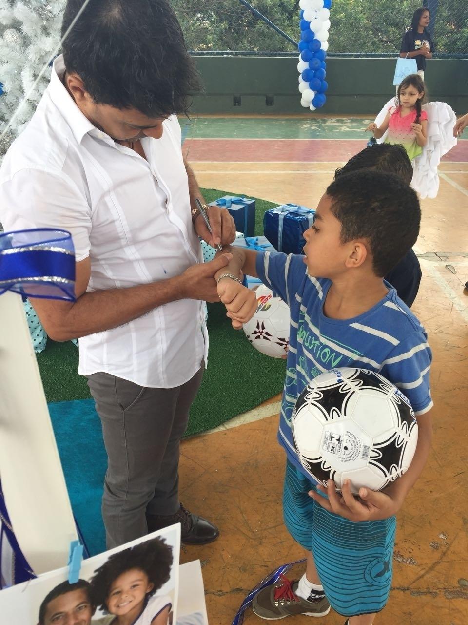 Zezé Di Camargo interage com as crianças da Casa de Zezinho em uma ação de Natal - Divulgação
