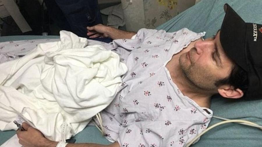 O ator Corey Feldman postou uma foto no hospital após ter sido esfaqueado - Reprodução