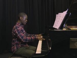 Michael diz que a música surge dentro dele e que ele a deixa "assumir o controle" - Divulgação/BBC - Divulgação/BBC