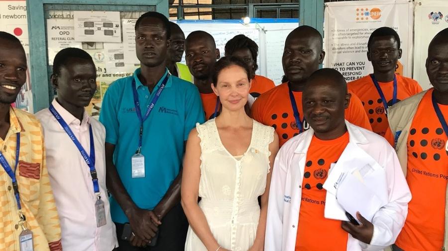 Ashley ao lado de médicos em visita a maternidade de Juba - Reprodução/Instagram/ashley_judd