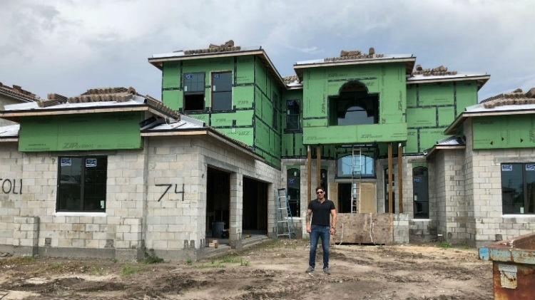 Marido de Gabi Dezan, o nutricionista Daniel Dezan posa em frente à futura mansão do casal, que atualmente está em obras, nos Estados Unidos - Arquivo pessoal - Arquivo pessoal