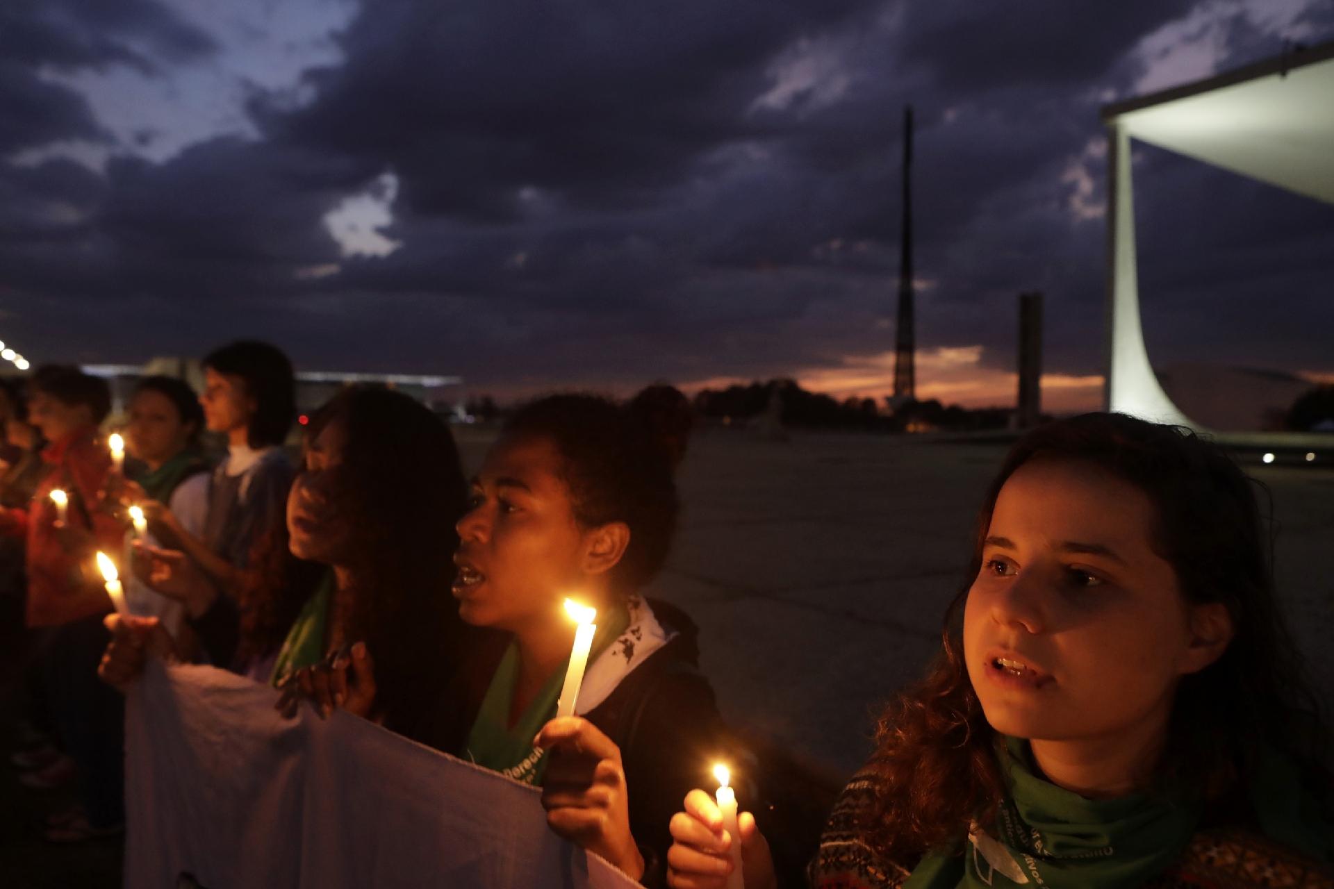 Militantes dos direitos das mulheres fazem virgília em frente ao STF contra a criminalização do aborto no Brasil, na madrugada desta segunda-feira - Lúcio Távora/UOL