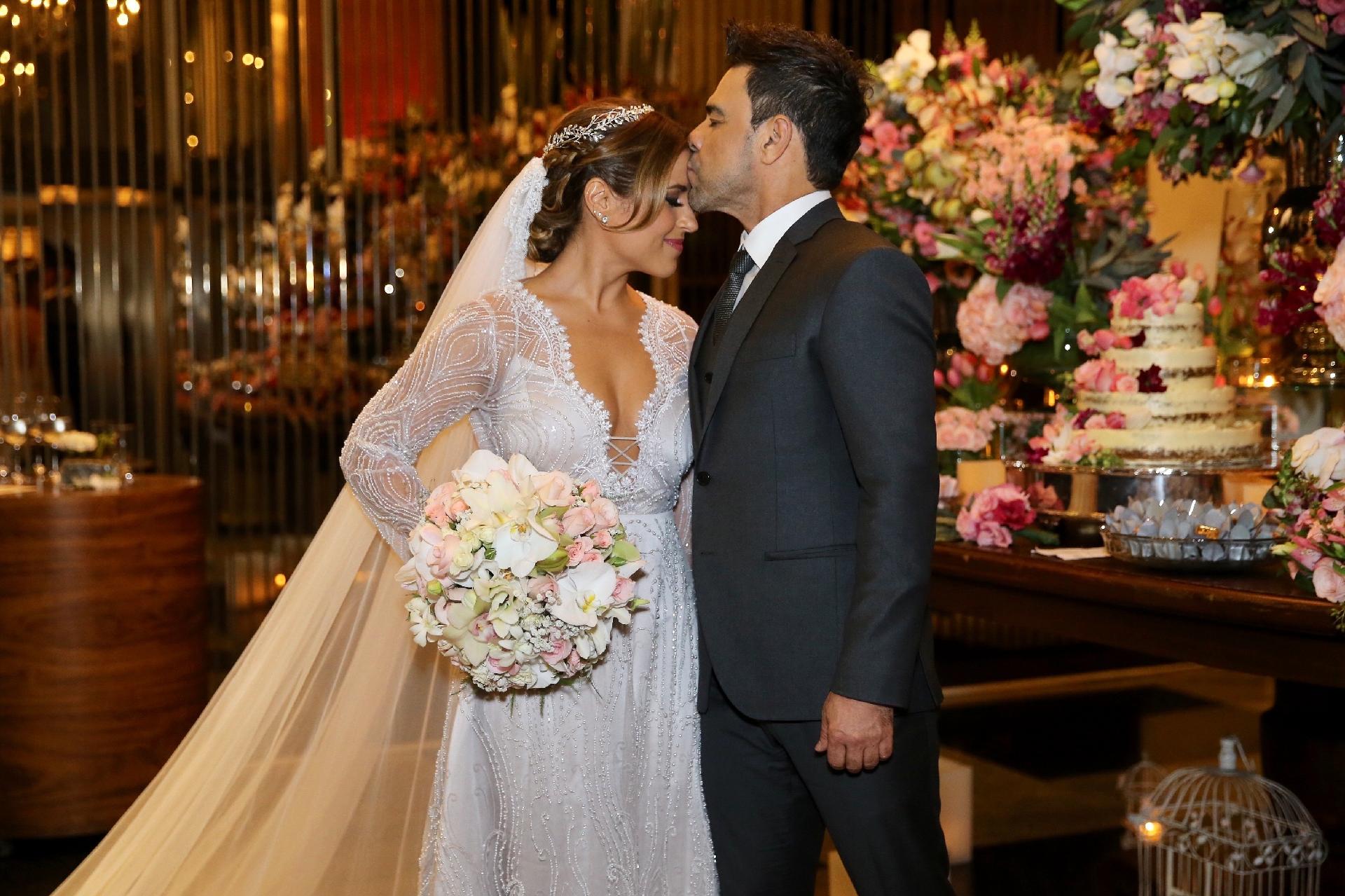 Zezé di Camargo entra com filha em cerimônia de casamento - Manuela Scarpa/Brazil News