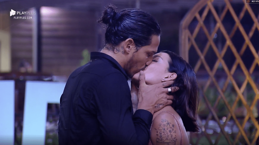 Gabi Prado e João Zoli se beijam na festa desta sexta-feira (28) - Reprodução/Play Plus