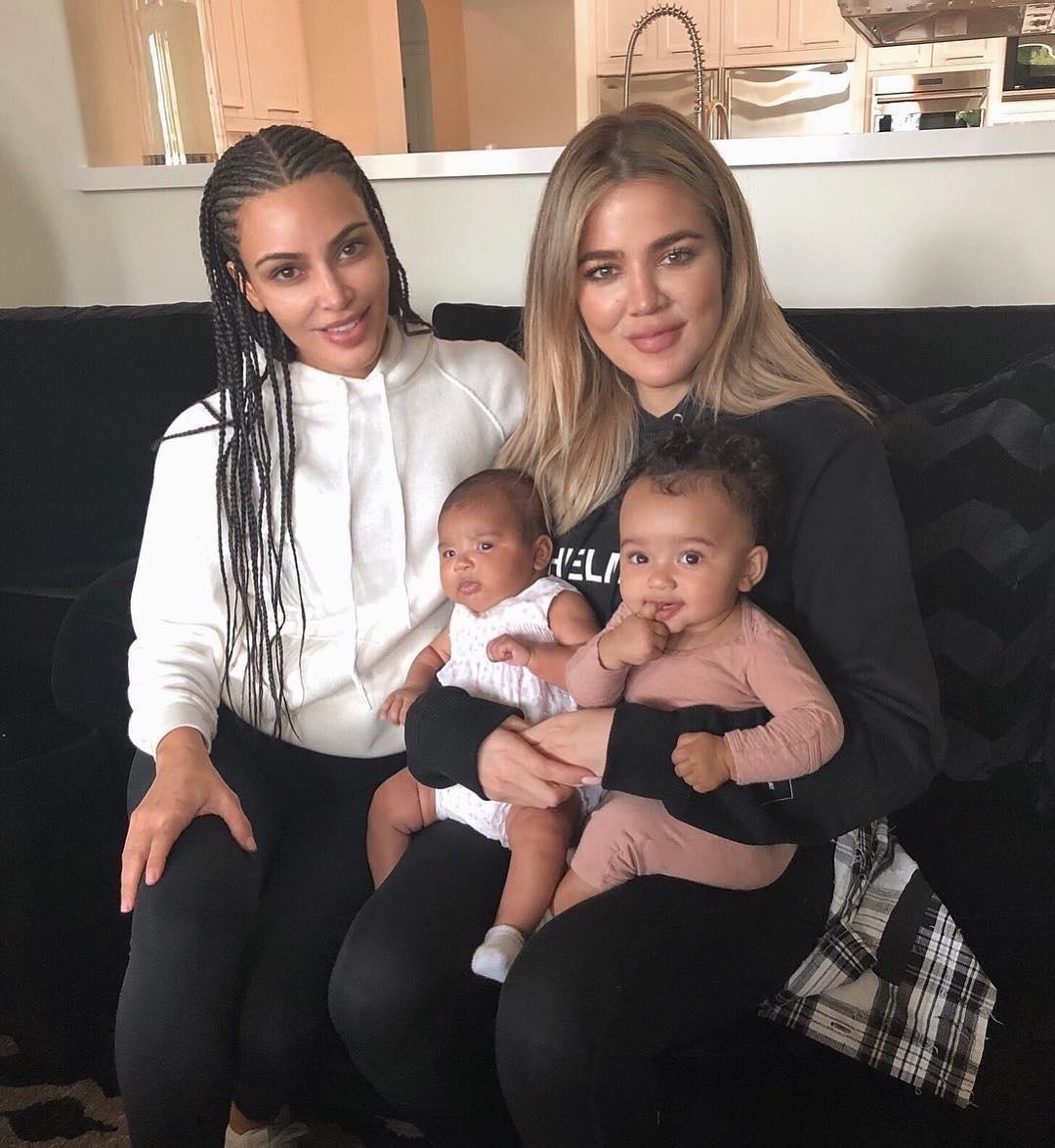 Chicago e True com as mães, Kim e Khloé Kardashian - Reprodução/Instagram