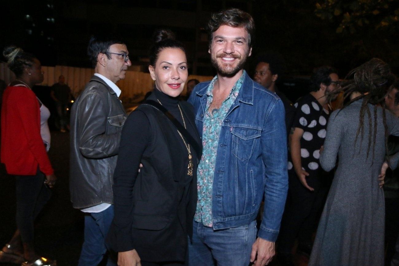 Namorados na vida real, Emílio Dantas e Fabíula Nascimento foram juntos à festa de despedida de "Segundo Sol", que aconteceu em um restaurante em Curicica, no Rio de Janeiro - Daniel Pinheiro/AgNews