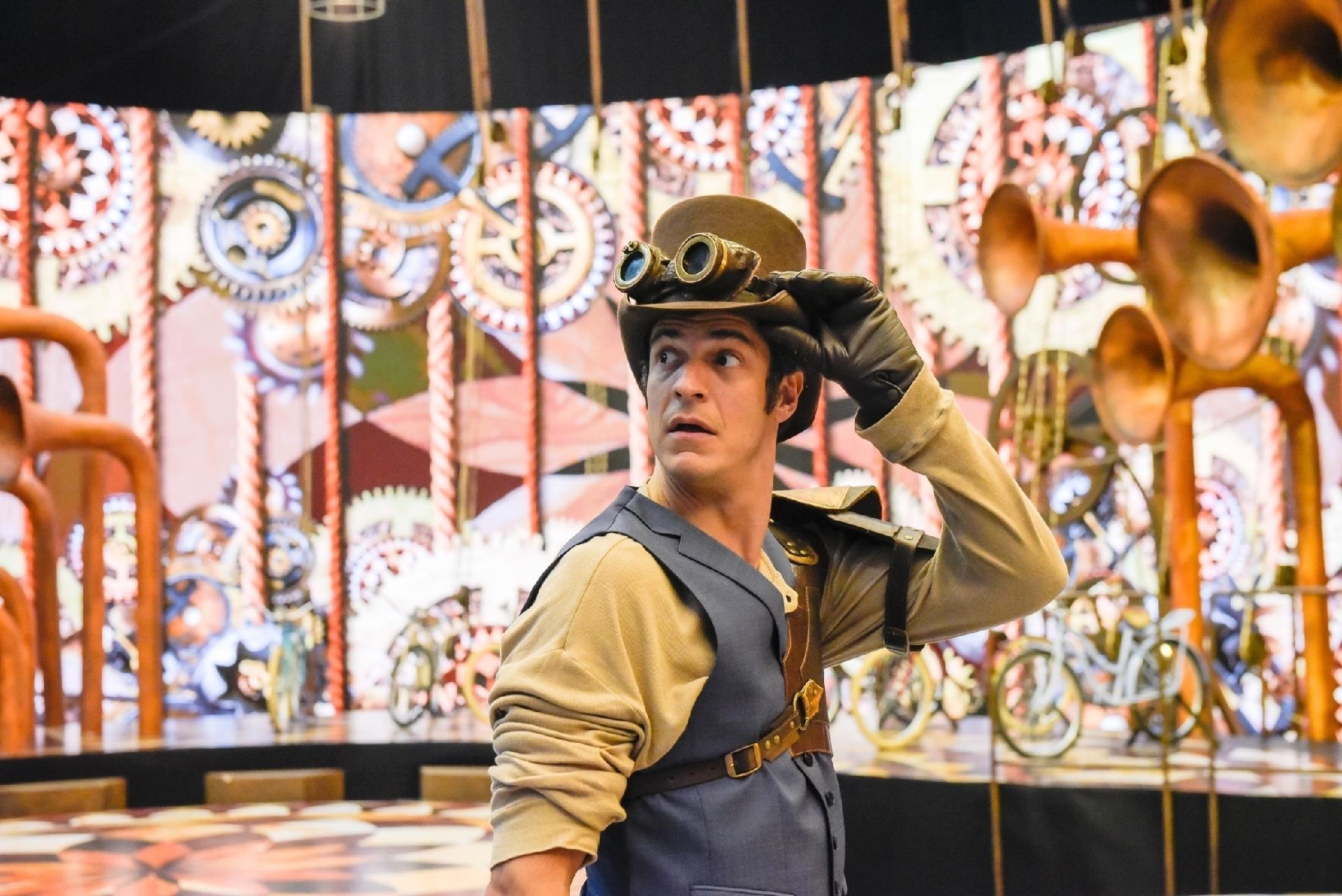 Mateus Solano ficou encantando com o cenário de caixinha de música que foi montado como palco para a vinheta. - Divulgação/Globo/Cesar Alves