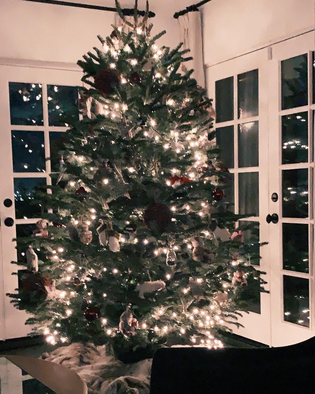 A árvore de Natal de Ashley Tisdale, que desejou "um Natal muito francês" aos seguodores - Reprodução/Instagram