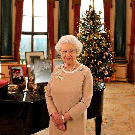 A rainha Elizabeth II na sala de música do Palácio de Buckingham  - Getty Images
