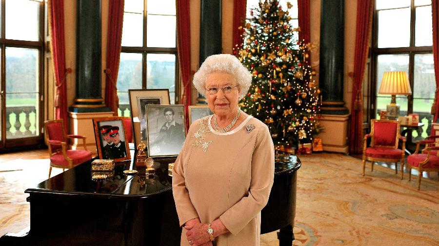 A rainha Elizabeth 2ª na sala de música do Palácio de Buckingham após a gravação de sua mensagem de Natal em 2008 - Getty Images