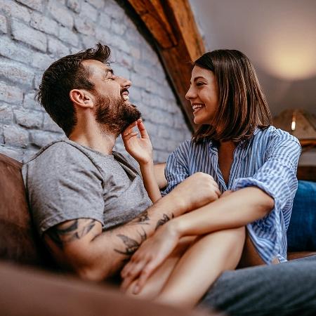 As cantadas surgem como uma forma leve e divertida de expressar sentimentos - iStock