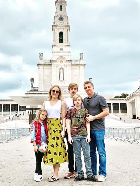 Angélica e Luciano Huck com os filhos Benício, Joaquim e Eva em Fátima - Reprodução / Instagram