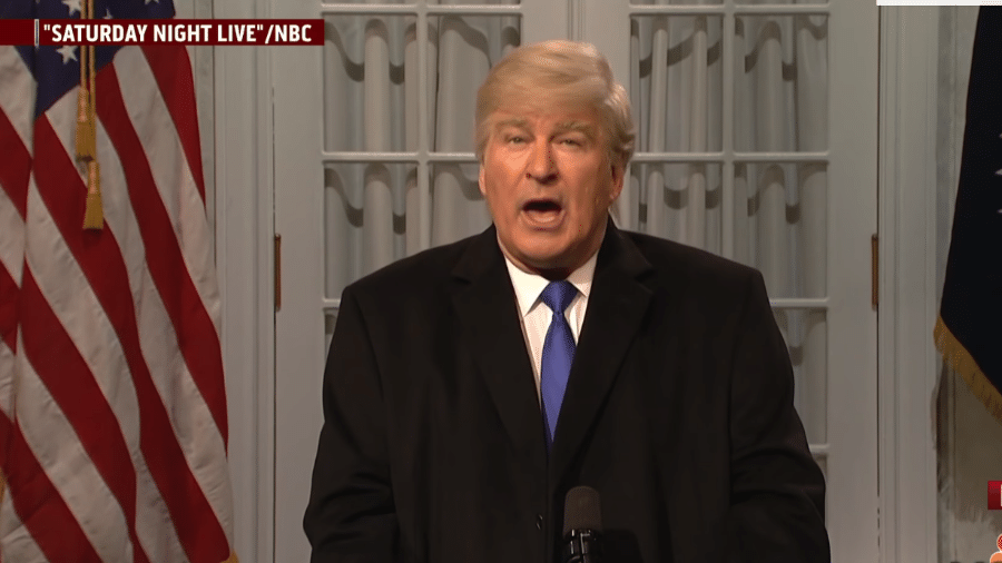 Alec Baldwin imita o presidente do Estados Unidos, Donald Trump, no Saturday Night Live - Reprodução/Youtube