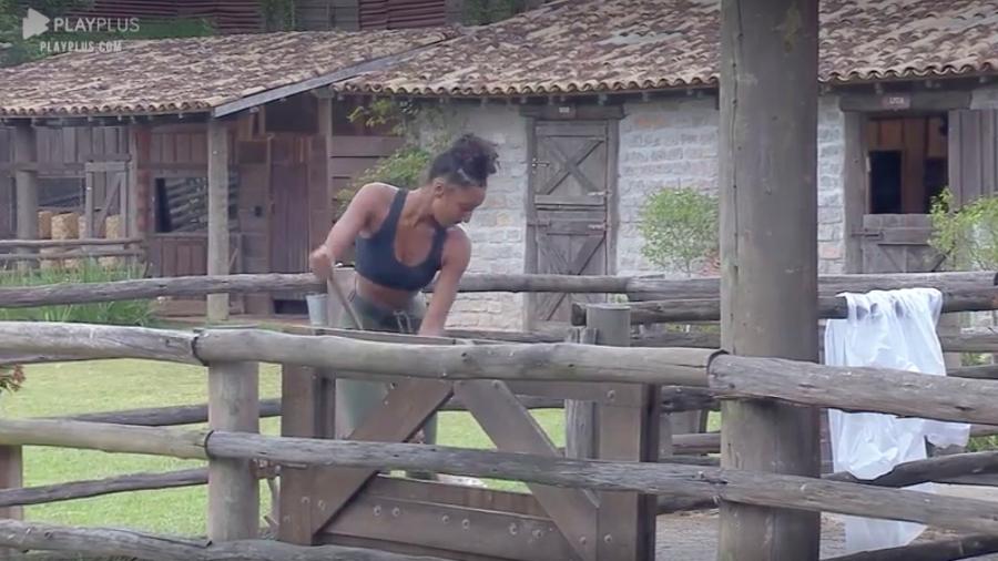 Sabrina Paiva realiza tarefas diárias em A Fazenda 2019 - Reprodução/PlayPlus