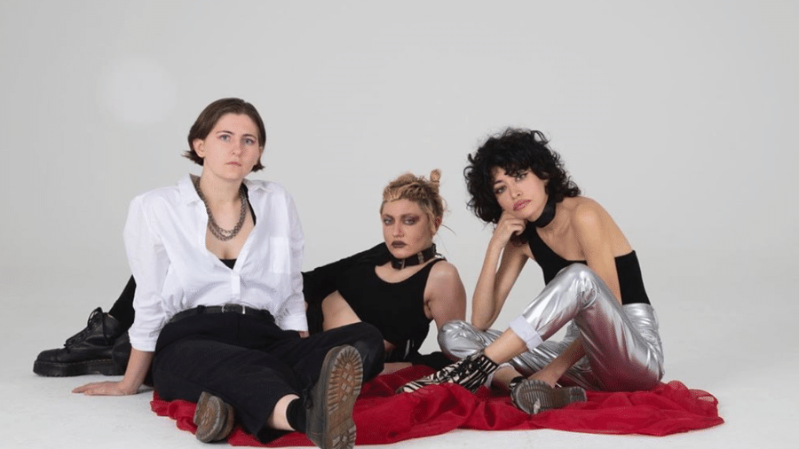 A banda Deep Tan é formada por (esquerda para direita): Melia Beaudoin, Celeste Guinness e Wafah Dufour - Reprodução