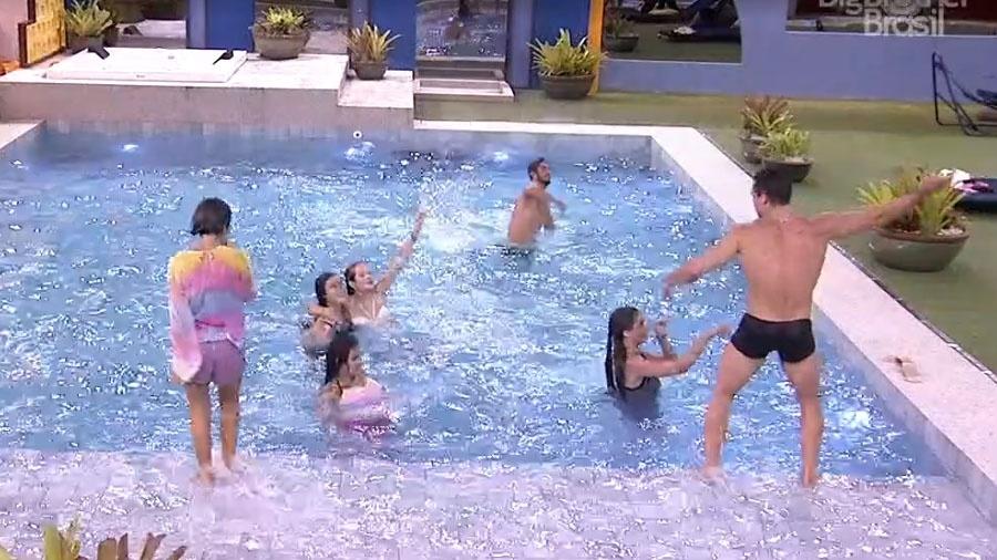 BBB 20: Brothers se jogam na piscina - Reprodução/Globo