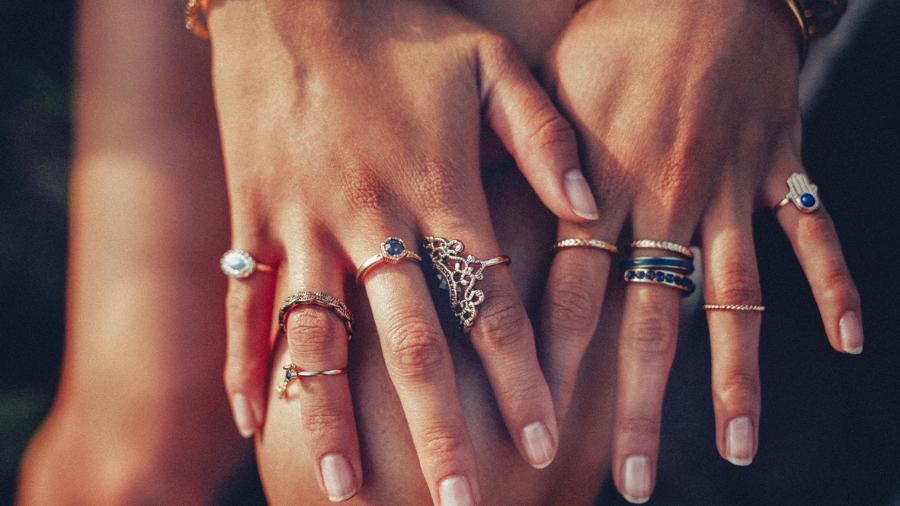 Além de estilo, anel pode representar muito da personalidade de quem usa - wundervisuals/Getty Images