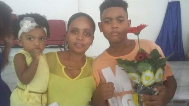 Rafaela ao lado dos filhos, Rebeca e João Pedro, em uma comemoração de Dia das Mães - Arquivo Pessoal