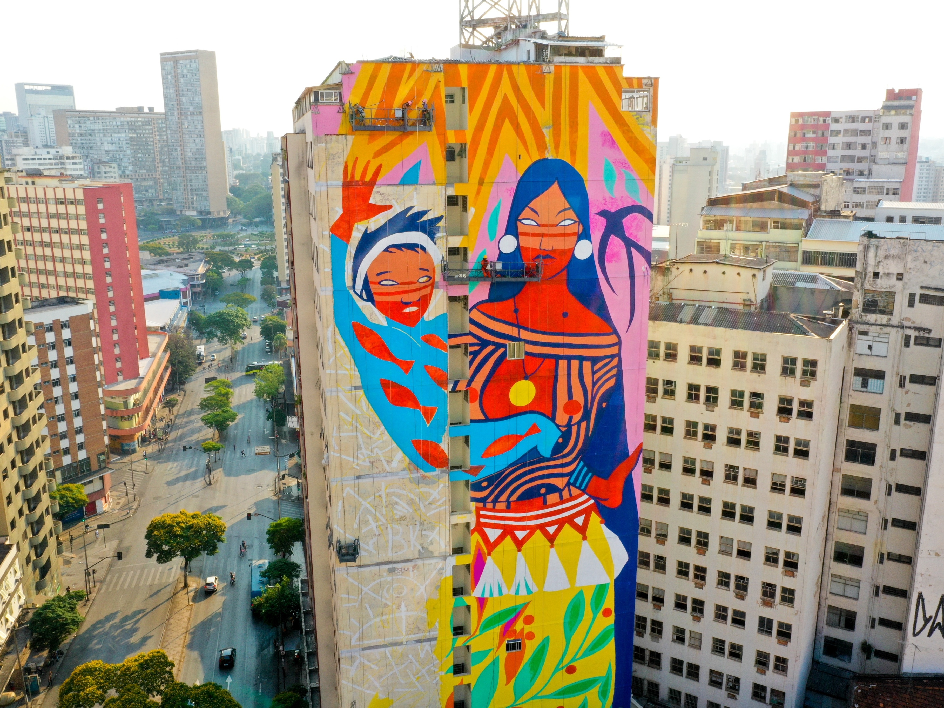 Conheça a autora do maior mural feito por artista indígena do