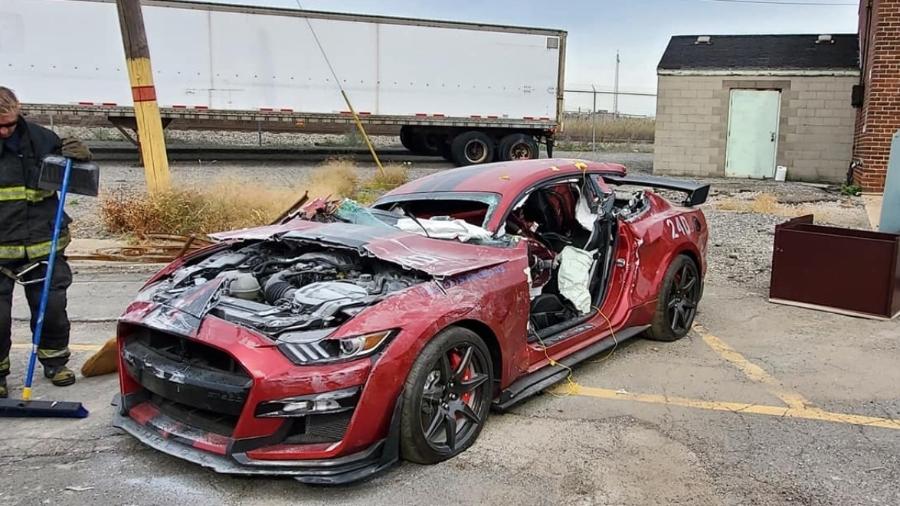 Ford Mustang Shelby GT500 2020 é fatiado por bombeiros - Divulgação