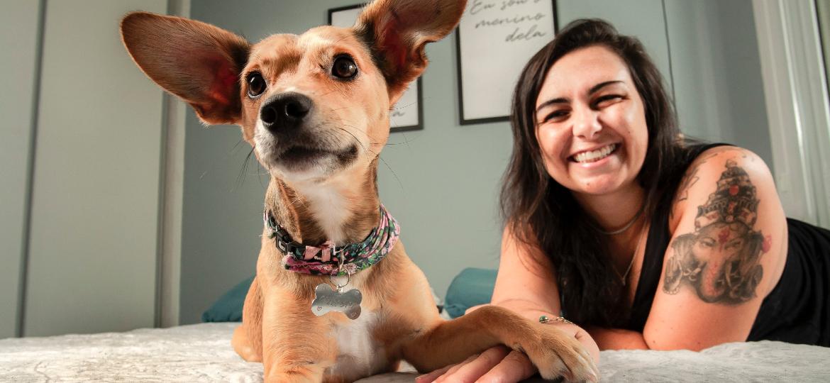 Aline Manha e a cadela Madalena: uma das muitas histórias de adoção de pets que mudou a vida de todo mundo - Fernando Moraes/UOL