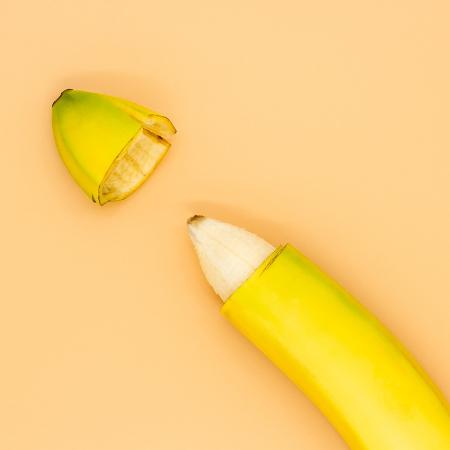 Banana ilustrando circuncisão de pênis - iStock