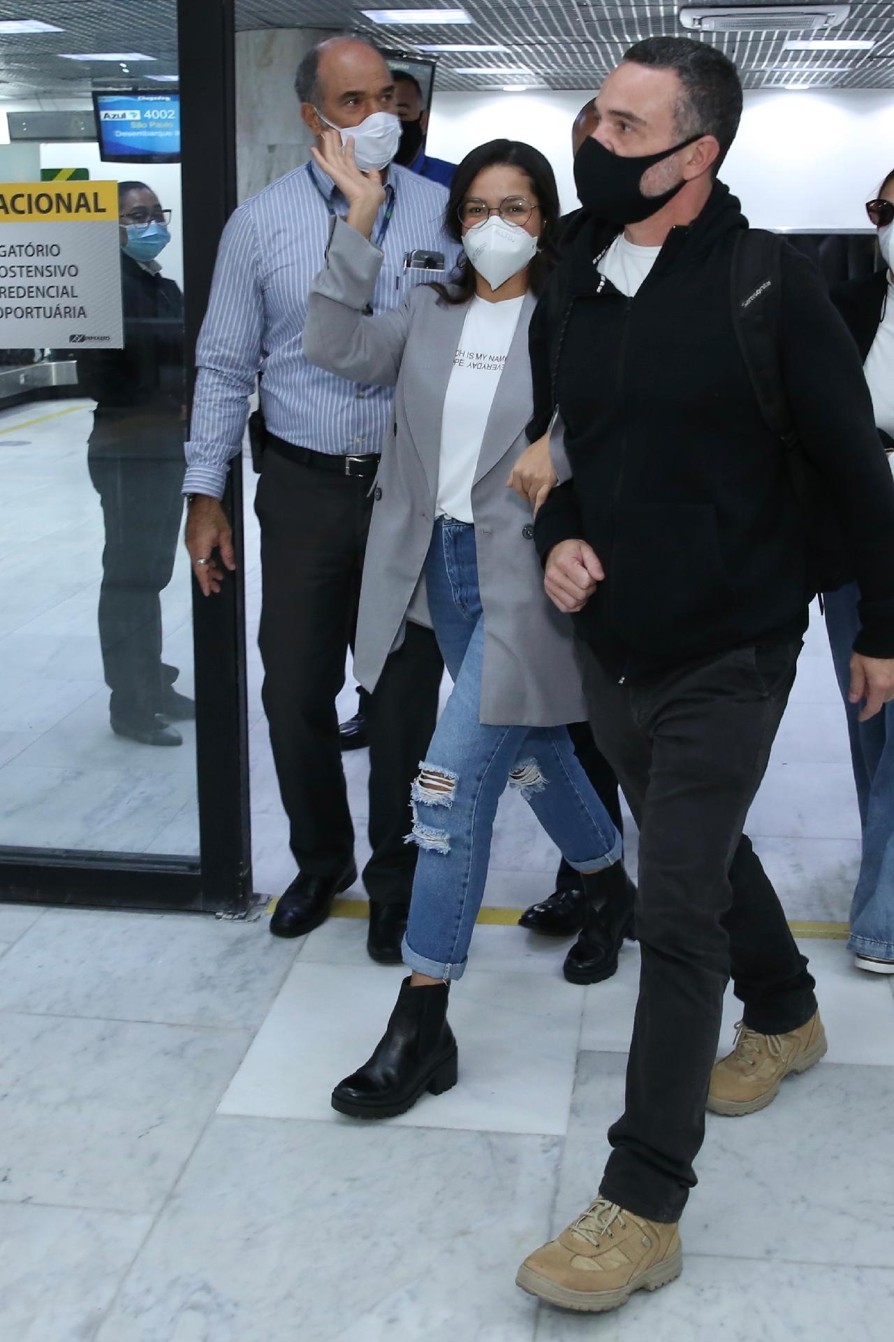 Juliette, campeã do "BBB 21", no aeroporto Santos Dumont, no Rio de Janeiro - ROBERTO FILHO / BRAZIL NEWS