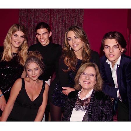 Damian Hurley posa com a mãe, Elizabeth Hurley, e outros membros da família - Reprodução/Instagram