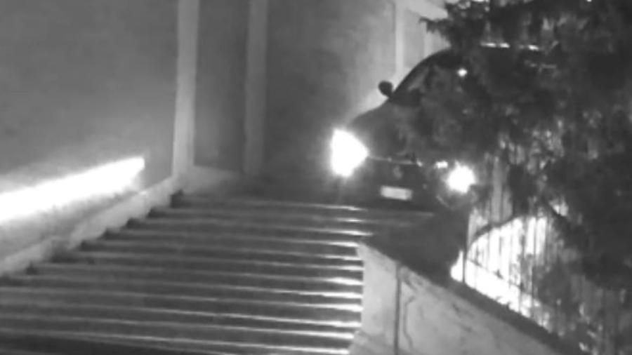 Carro desce escadaria Trinità dei Mont em Roma - Reprodução