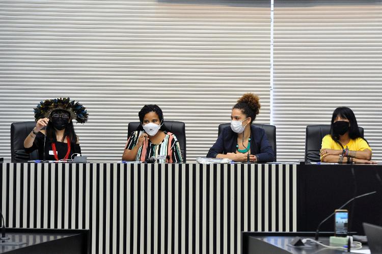 A deputada Monica Seixas (terceira da esq. para dir.), durante debate na Alesp - Alesp - Alesp