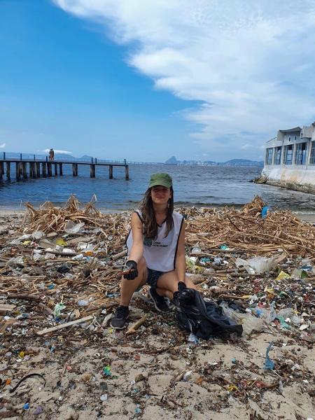 A atriz Thaiane Maciel e o irmão começaram a limpar praias sozinhos no Rio de Janeiro; hoje contam com a ajuda de 1,5 mil voluntários - Arquivo Pessoal
