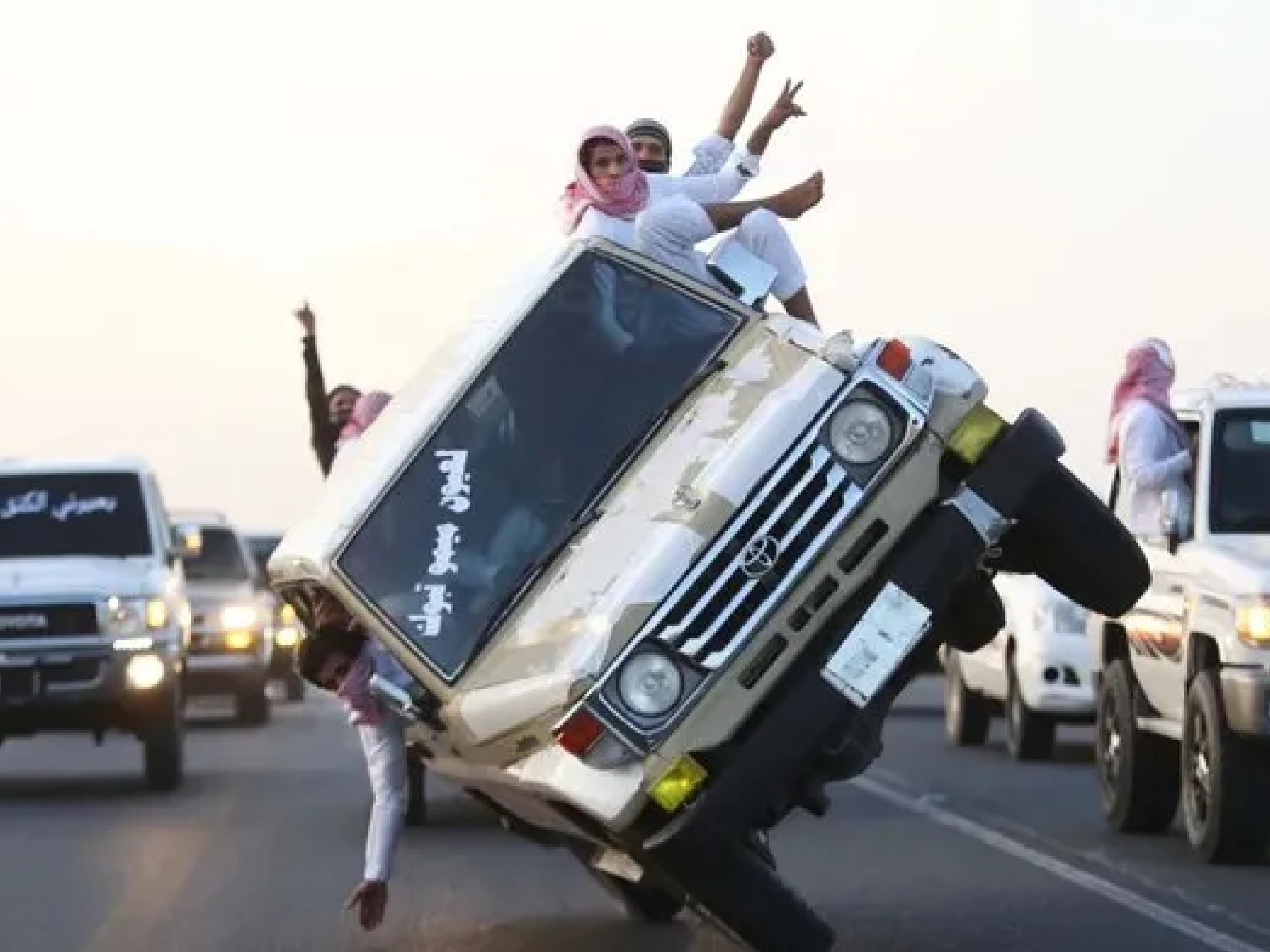 Zebra na Copa não é nada: árabes jogam carros de lado a mais de 200 km/h