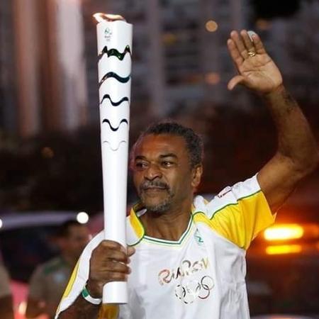 O treinador Nilson Garrido desfila com a tocha olímpica pelas ruas do Sumaré, zona oeste de SP, antes das Olimpíadas do Rio, em 2016 - Arquivo pessoal - Arquivo pessoal