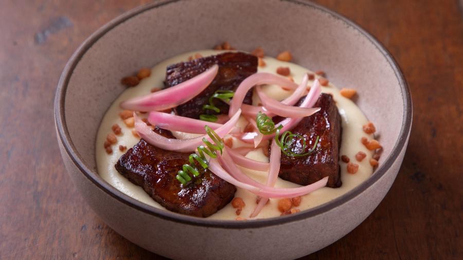 Carne de sol confit, pirão de leite com pipoca de queijo coalho