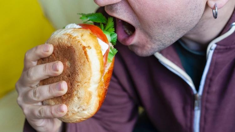 Quem come rápido consome mais alimentos do que o necessário antes que o organismo demonstre saciedade