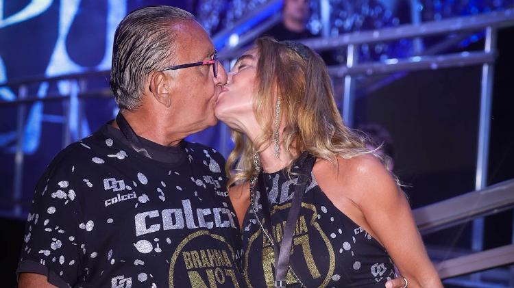 Galvão Bueno beija a mulher, Desirée Soares, em camarote na Sapucaí