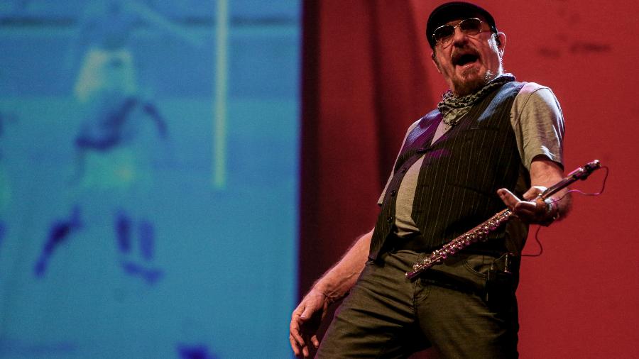 Ian Anderson, do Jethro Tull, que começa hoje turnê (9) por quatro cidades brasileiras, durante show em Madri, em 2020