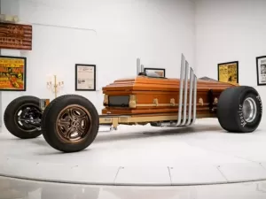'Caixão móvel': jeito rápido de ir ao cemitério é leiloado com preço de SUV