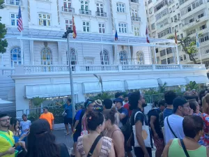 Fãs aguardam aparição de Madonna na frente do Copacabana Palace