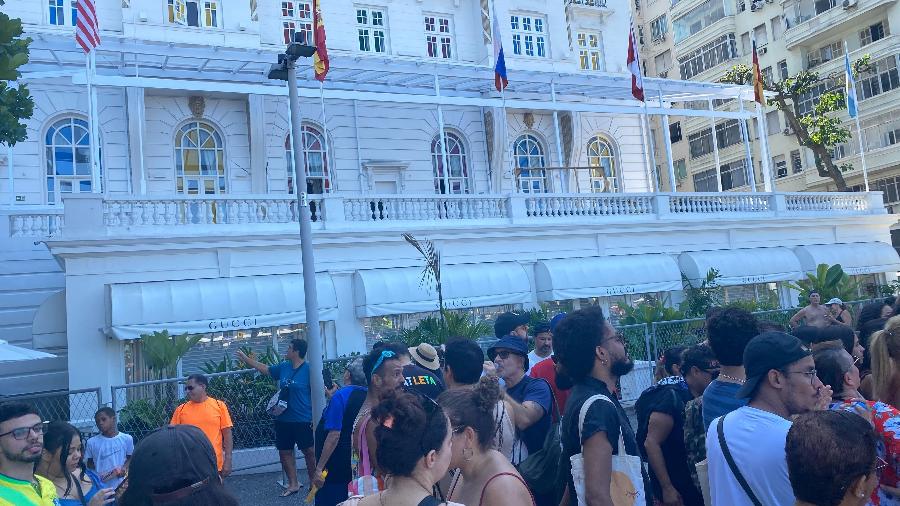 Fãs cantam musicas e gritam por Madonna na porta de Copacabana Palace, onde a artista está hospedada