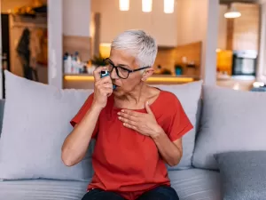 Menopausa pode aumentar os riscos e piorar asma: saiba como se proteger