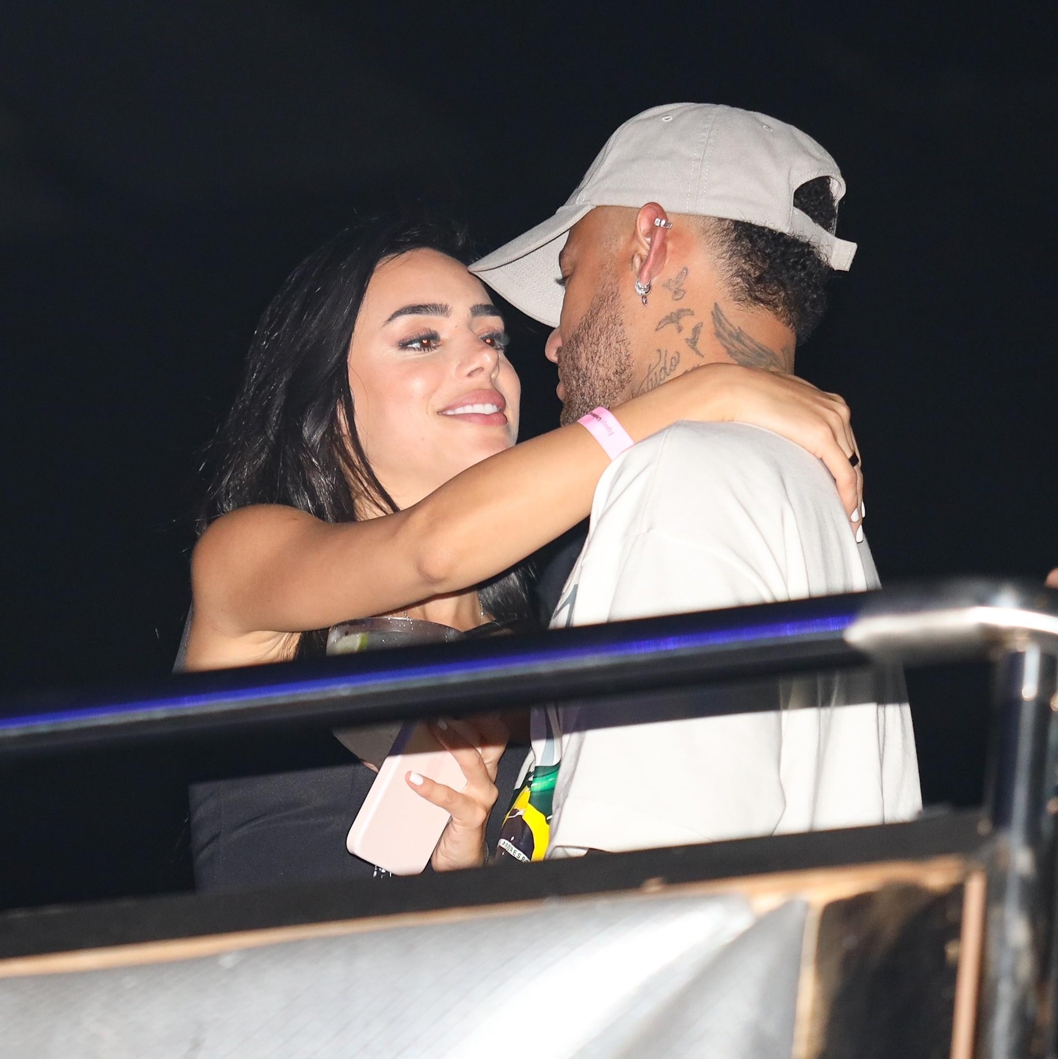 Neymar é flagrado beijando Bruna Biancardi em camarote em SP