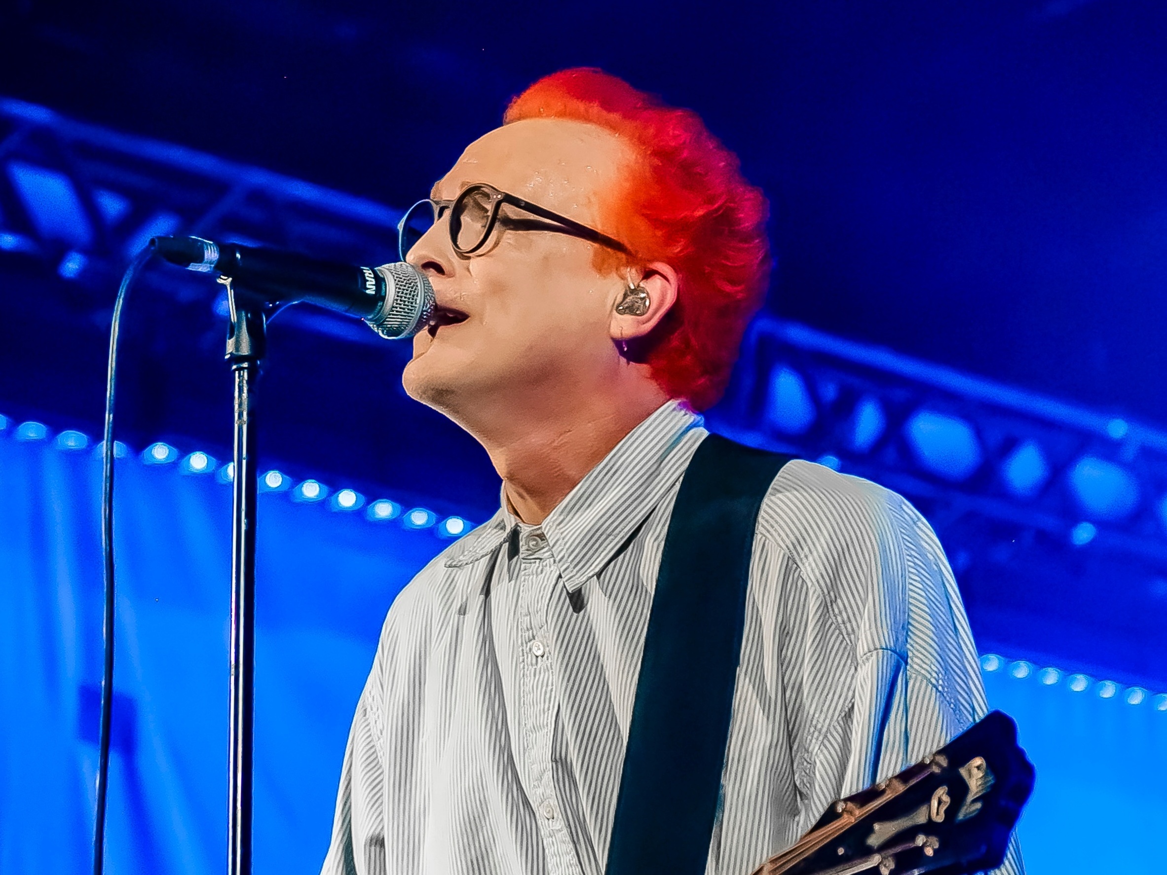 Travis faz festa nostálgica do britpop e exalta Oasis