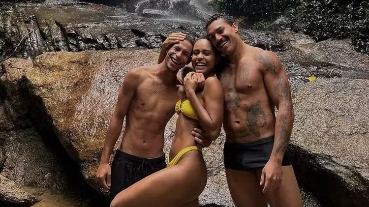 Duda Santos posa ao lado dos irmãos, João Vitor e Rhuan Luiz