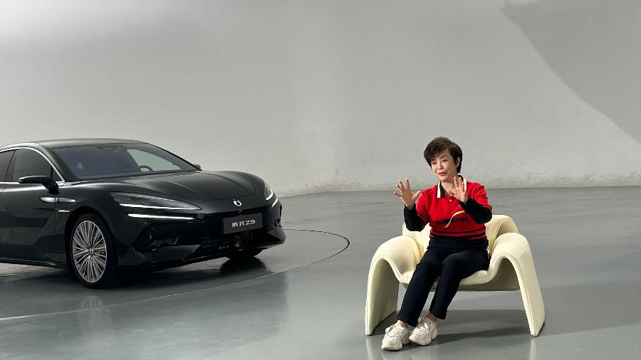 Vice-presidente da BYD, Stella Li confirma lançamento do Denza Z9 (foto) no Brasil para rivalizar com Porsche Panamera e Taycan