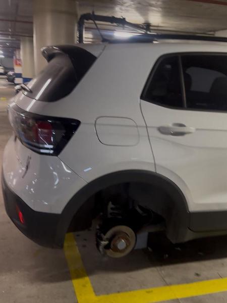 Rodas foram furtada de carro estacionado em shopping de São Paulo Rodas foram furtada de carro estacionado em shopping de São Paulo