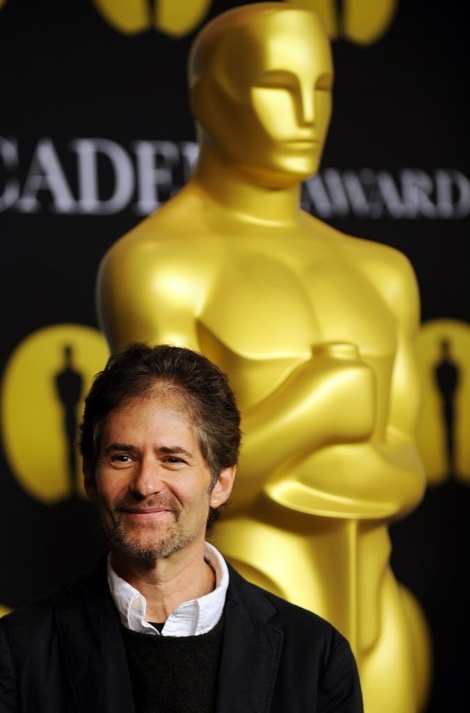 James Horner posa diante da estatueta do Oscar na 82ª edição da premiação em Beverly Hills, nos Estados Unidos - Gabriel Bouys/AFP Photo