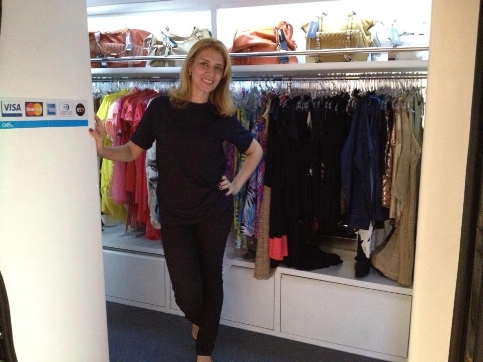 Katia Moreira, da "Boutique Donna K", procura expor peças diversificadas para agradas todas as suas clientes e trabalha até com tamanhos plus size - Divulgação